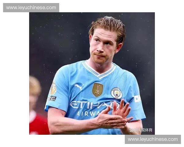 特写:看台上的德布劳内,专注观战并为曼城队友的每一次进攻鼓掌 特写:看台上的德布劳内,专注观战并为曼城队友的每一次进攻鼓掌